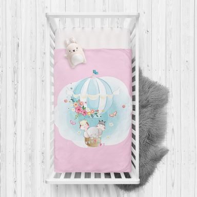 Pembe Zeminde Uçan Balon Desenli Dijital Baskılı Çocuk Odası Yatak Örtüsü