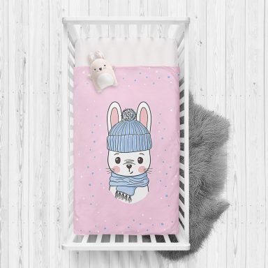 Pembe Zeminde Sevimli Tavşan Motifli Çocuk Odası Yatak Örtüsü