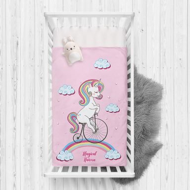 Pembe Zeminde Bisiklet ve Unicorn Tasarımlı Çocuk Odası Yatak Örtüsü