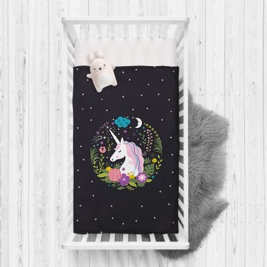 Siyah Zeminde Unicorn At Desenli Çocuk Odası Yatak Örtüsü