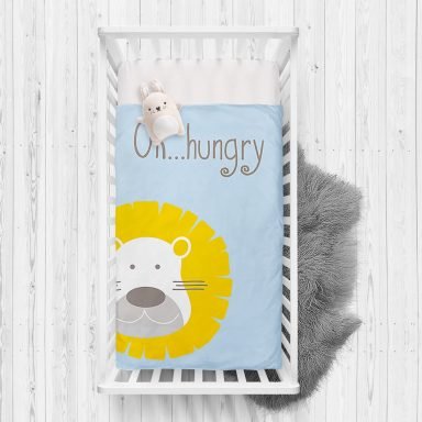 Mavi Zeminde Hungry Aslan Motifli Dijital Baskılı Bebek Odası Yatak Örtüsü