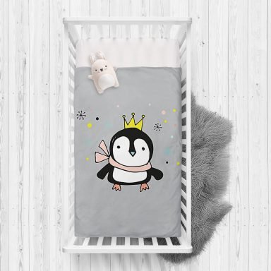 Gri Zeminli Uçan Sevimli Penguen Tasarımlı Bebek Odası Yatak Örtüsü