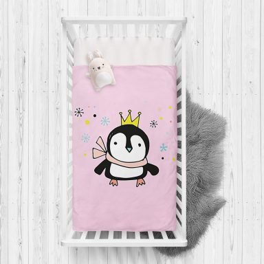 Pembe Zeminli Uçan Sevimli Penguen Tasarımlı Bebek Odası Yatak Örtüsü