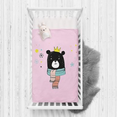 Pembe Zeminde Atkılı Ayıcık Desenli Bebek Odası Yatak Örtüsü