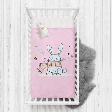 Pembe Zeminde Atkılı Tavşan Motifli Bebek Odası Yatak Örtüsü
