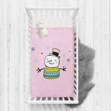 Pembe Zeminde Kardan adam Çizim Desenli Bebek Odası Yatak Örtüsü
