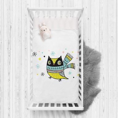 Beyaz Zeminde Atkılı Baykuş Desenli Bebek Odası Yatak Örtüsü