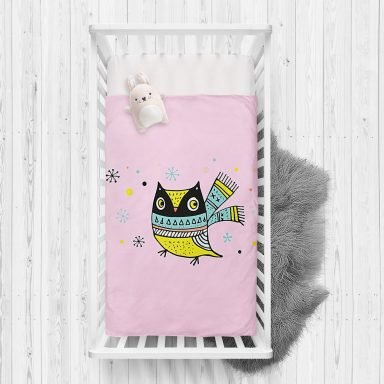 Pembe Zeminde Atkılı Baykuş Desenli Bebek Odası Yatak Örtüsü