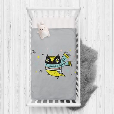Gri Zeminde Atkılı Baykuş Desenli Bebek Odası Yatak Örtüsü