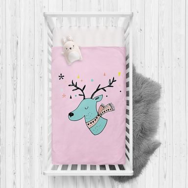 Pembe Zeminde Mavi Geyik Çizimli Bebek Odası Yatak Örtüsü