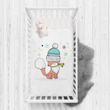 Beyaz Zeminde Sevimli Tilki Desenli Bebek Odası Yatak Örtüsü