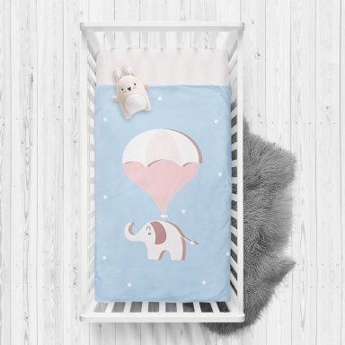 Mavi Zeminde Uçan Fil Desenli Bebek Odası Yatak Örtüsü