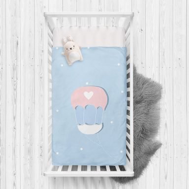 Mavi Zeminde Uçan Balon Desenli Bebek Odası Yatak Örtüsü