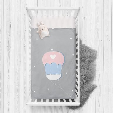 Gri Zeminde Uçan Balon Desenli Bebek Odası Yatak Örtüsü
