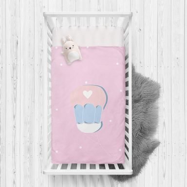 Pembe Zeminde Uçan Balon Desenli Bebek Odası Yatak Örtüsü