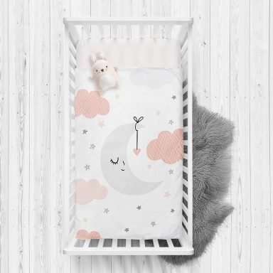Beyaz Zeminde Ay ve Bulut Desenli Bebek Odası Yatak Örtüsü