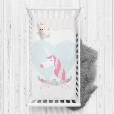 Beyaz Zeminli Mavi Kalpli Unicorn Desenli Çocuk Odası Yatak Örtüsü