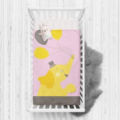 Pembe Zeminde Uçan Balonlar ve Fil Desenli Çocuk Odası Yatak Örtüsü