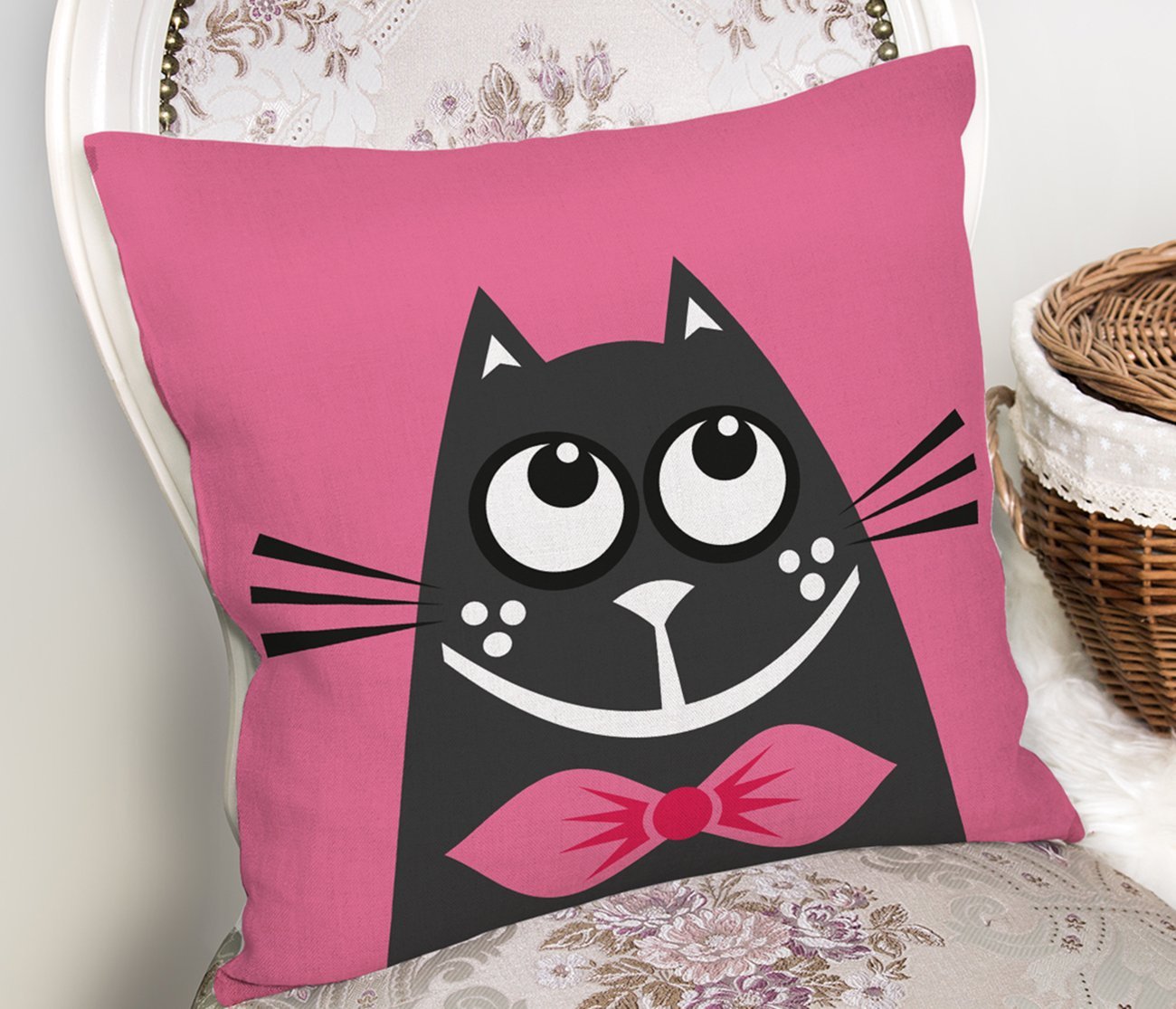 Rh-K5637-Çizgi-Film-Karakterli-Pembe-Zeminde-Kedi-Modern-Kırlent-Kılıfı-1