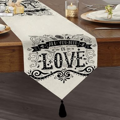 Love Baskılı Dijital Püsküllü Şönil Üçgen Runner