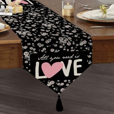 Beyaz Çiçekler Love Desenli Dekoratif Püsküllü Şönil Üçgen Runner