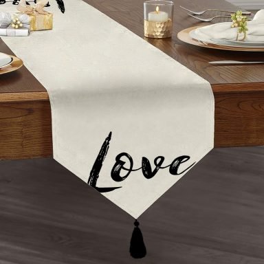 Love Yazı Desenli Dijital Baskılı Dekoratif Püsküllü Şönil Üçgen Runner