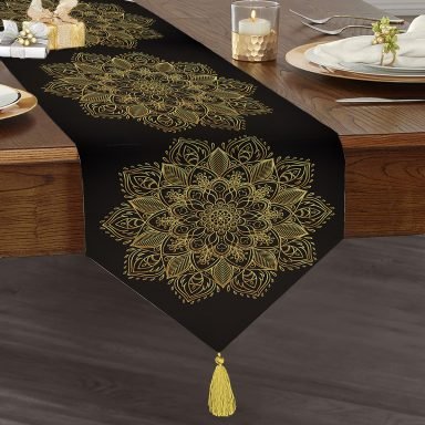 Siyah Zeminde Gold Mandala Motifli Püsküllü Şönil Üçgen Runner