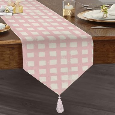 Pembe Zeminde Geometrik Kare Motifli Dekoratif Püsküllü Şönil Üçgen Runner