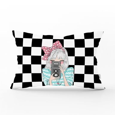 Dama Zeminli Fotoğraf Çeken Kız Tasarımlı  Dijital Baskılı Modern Dikdörtgen Kırlent Kılıfı