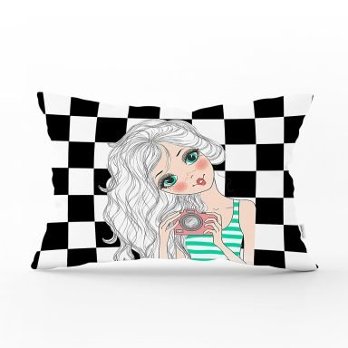 Dama Zeminli Fotoğraf Çeken Kız Tasarımlı  Dijital Baskılı Modern Dikdörtgen Kırlent Kılıfı