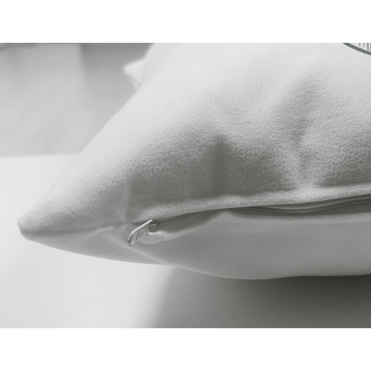 Suet-K10029-Kozakli-Kirmizi-Mum-Tasarimli-Dijital-Baskili-Modern-Suet-Yastik-Kirlent-Kilifi-2