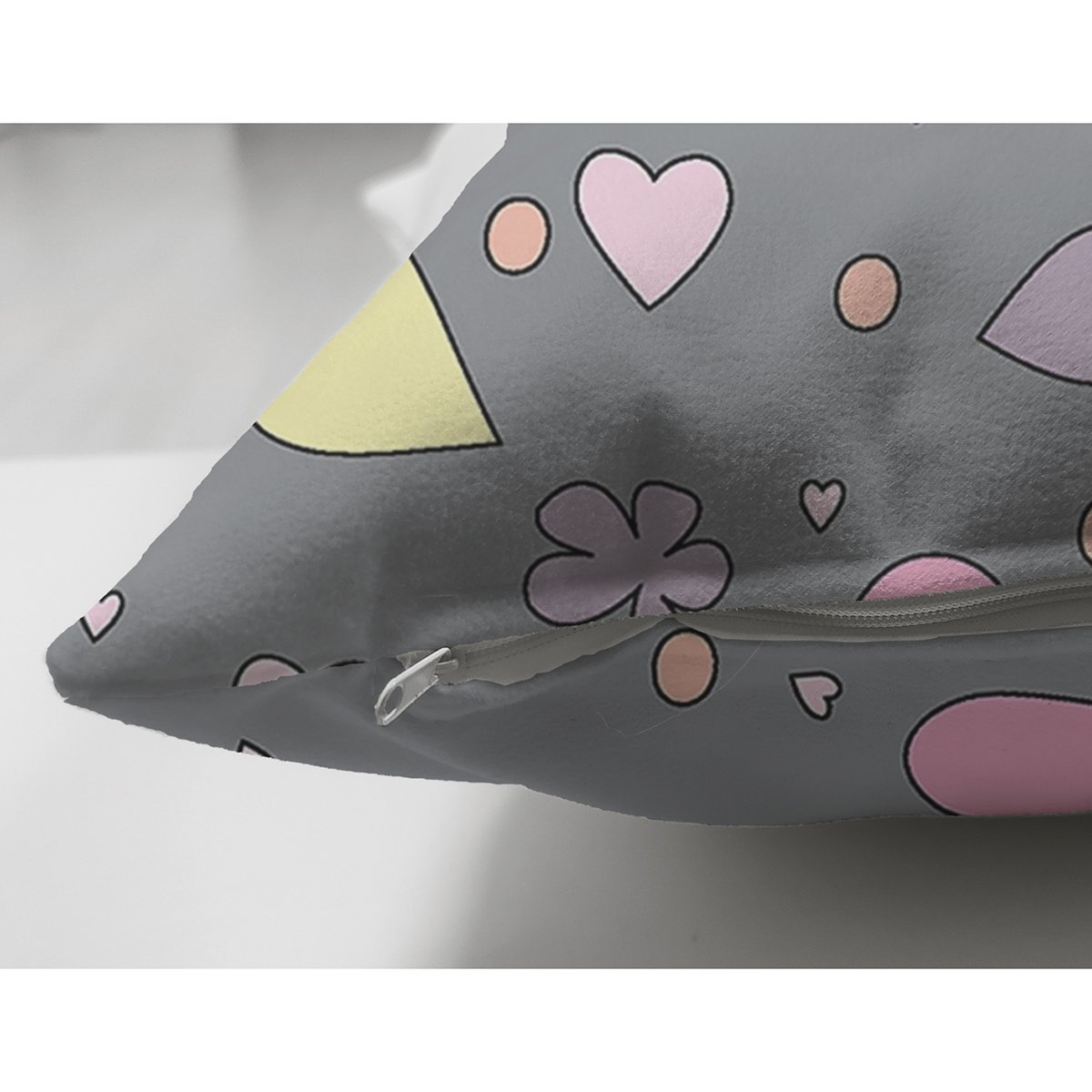 Suet-K1009-Realhomes-Gri-Zeminde-Renkli-Cicek-ve-Kalp-Tasarimli-Dijital-Baskili-Cocuk-Odasi-Suet-Yastik-Kirlent-Kilifi-2