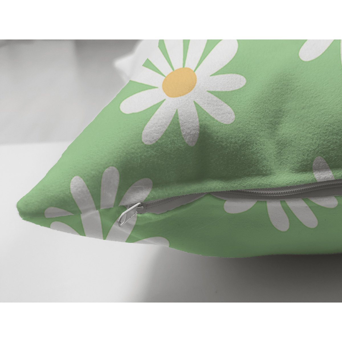 Suet-K10379-Yesil-Zemin-Papatya-Ozel-Tasarimli-Dijital-Baskili-Modern-Suet-Yastik-Kirlent-Kilifi-2