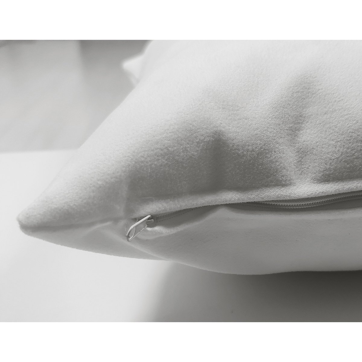 Suet-K9555-Beyaz-Zemin-Yaprak-Temali-W-Harfi-Ozel-Tasarim-Modern-Suet-Yastik-Kirlent-Kilifi-2