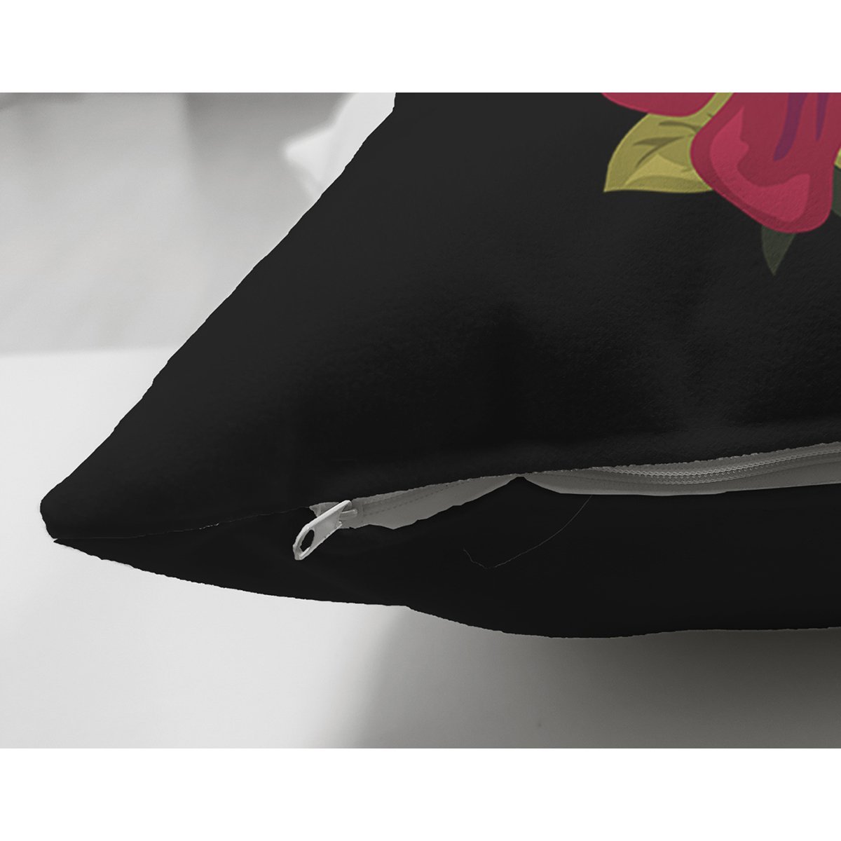 Suet-K9609-Siyah-Zemin-Renkli-Gul-Temali-P-Harfi-Ozel-Tasarim-Modern-Suet-Yastik-Kirlent-Kilifi-2