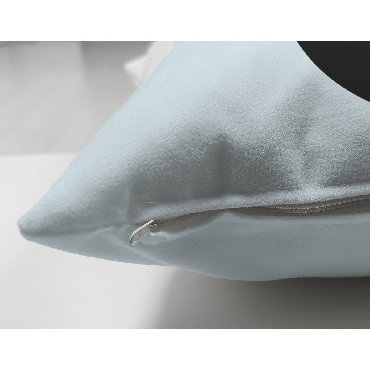 Suet-K9648-Mavi-Zemin-Cicek-Desenli-Siyah-U-Harfi-Ozel-Tasarim-Modern-Suet-Yastik-Kirlent-Kilifi-2