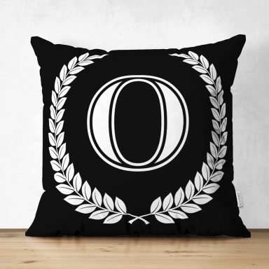 Siyah Beyaz Çelenkli O Harfi Özel Tasarım Modern Suet Yastık Kırlent Kılıfı