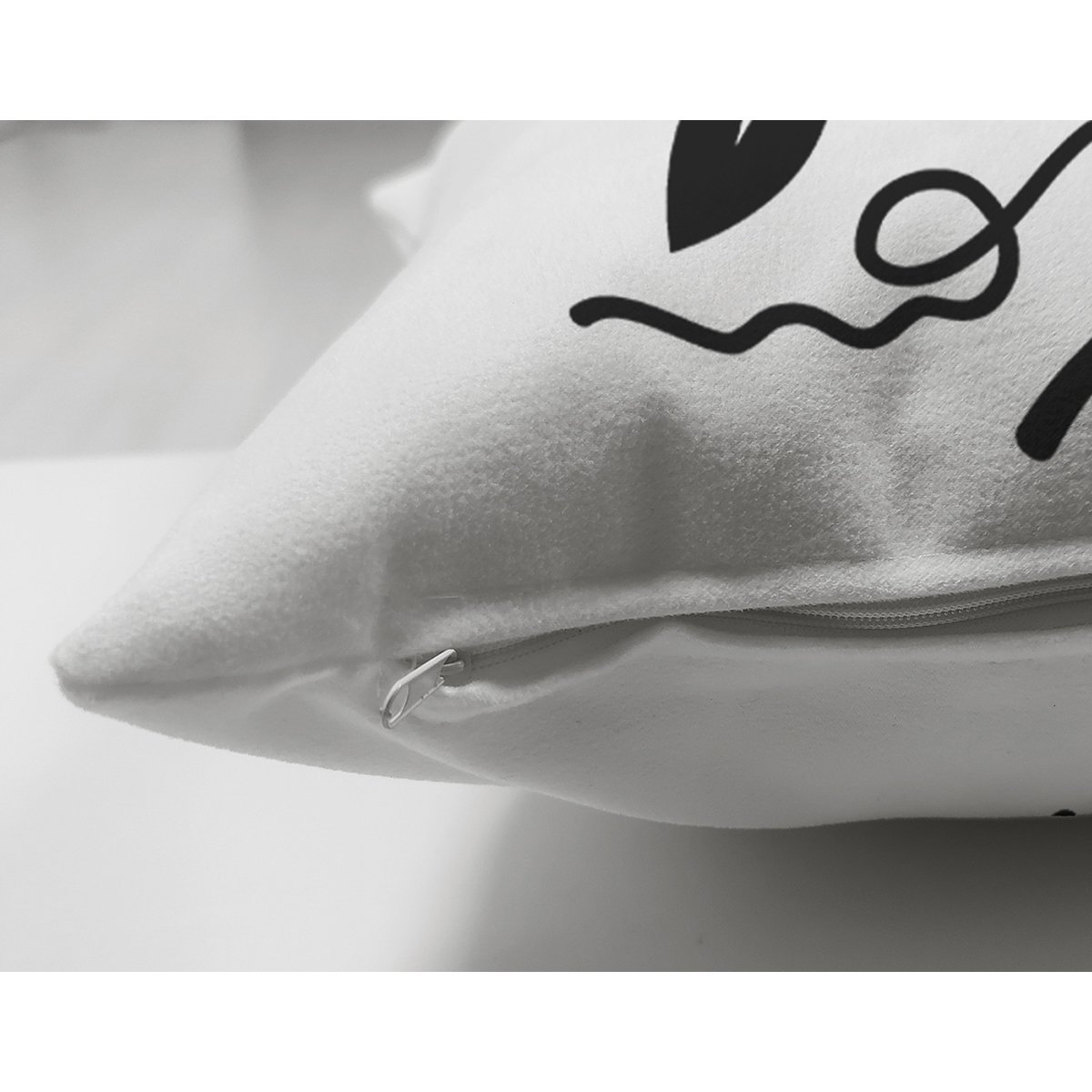 Suet-K9739-Siyah-Beyaz-Celenkli-R-Harfi-Ozel-Tasarim-Modern-Suet-Yastik-Kirlent-Kilifi-2