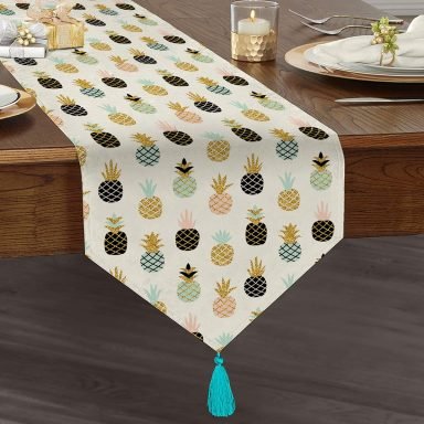 Realhomes Beyaz Zemin Üzerinde Gold Detaylı Ananas Desenli Dijital Baskılı Özel Tasarım Püsküllü Şönil Üçgen Runner