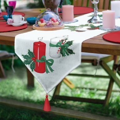 Çam Ağacı Yaprakları İçinde Mumluk Tasarımlı Dijital Baskılı Dekoratif Püsküllü Şönil Üçgen Runner