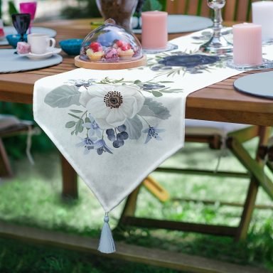 Pastel Mavi Gül Desenli Dijital Baskılı Dekoratif Püsküllü Şönil Üçgen Runner