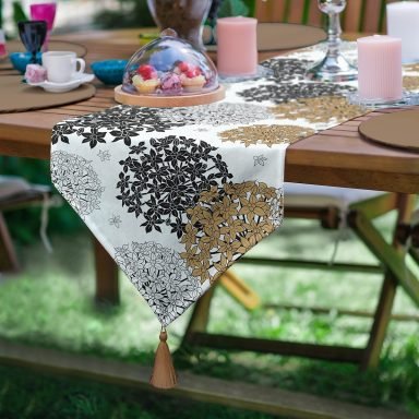 Realhomes Beyaz Zemin Üzerinde Renkli Çiçek Desenli Dijital Baskılı Özel Tasarım Püsküllü Şönil Üçgen Runner