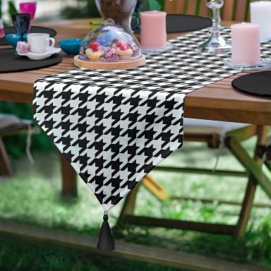 Realhomes Beyaz Zemin Üzerinde Siyah Ekose Desenli Dijital Baskılı Özel Tasarım Püsküllü Şönil Üçgen Runner