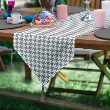 Realhomes Beyaz Zemin Üzerinde Gri Ekose Desenli Dijital Baskılı Özel Tasarım Püsküllü Şönil Üçgen Runner