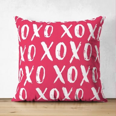 Pembe Zeminde XOX Özel Tasarımlı Dijital Baskılı Modern Süet Yastık Kırlent Kılıfı