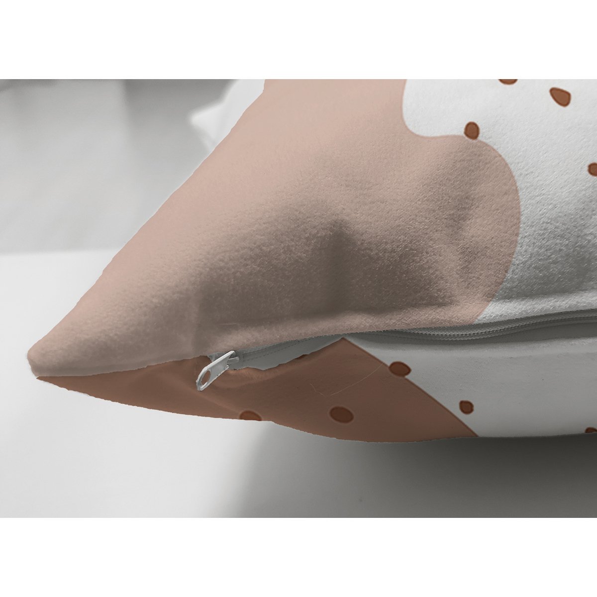 Suet-K7567-Beyaz-Zemin-Uzerinde-Onedraw-Cizimli-Bayan-Silueti-Dijital-Baskili-Modern-Suet-Yastik-Kirlent-Kilifi-2