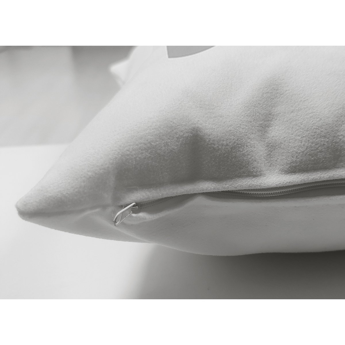 Suet-K7585-Beyaz-Zemin-Uzerinde-Onedraw-Cizimli-Bayan-Silueti-Dijital-Baskili-Modern-Suet-Yastik-Kirlent-Kilifi-2