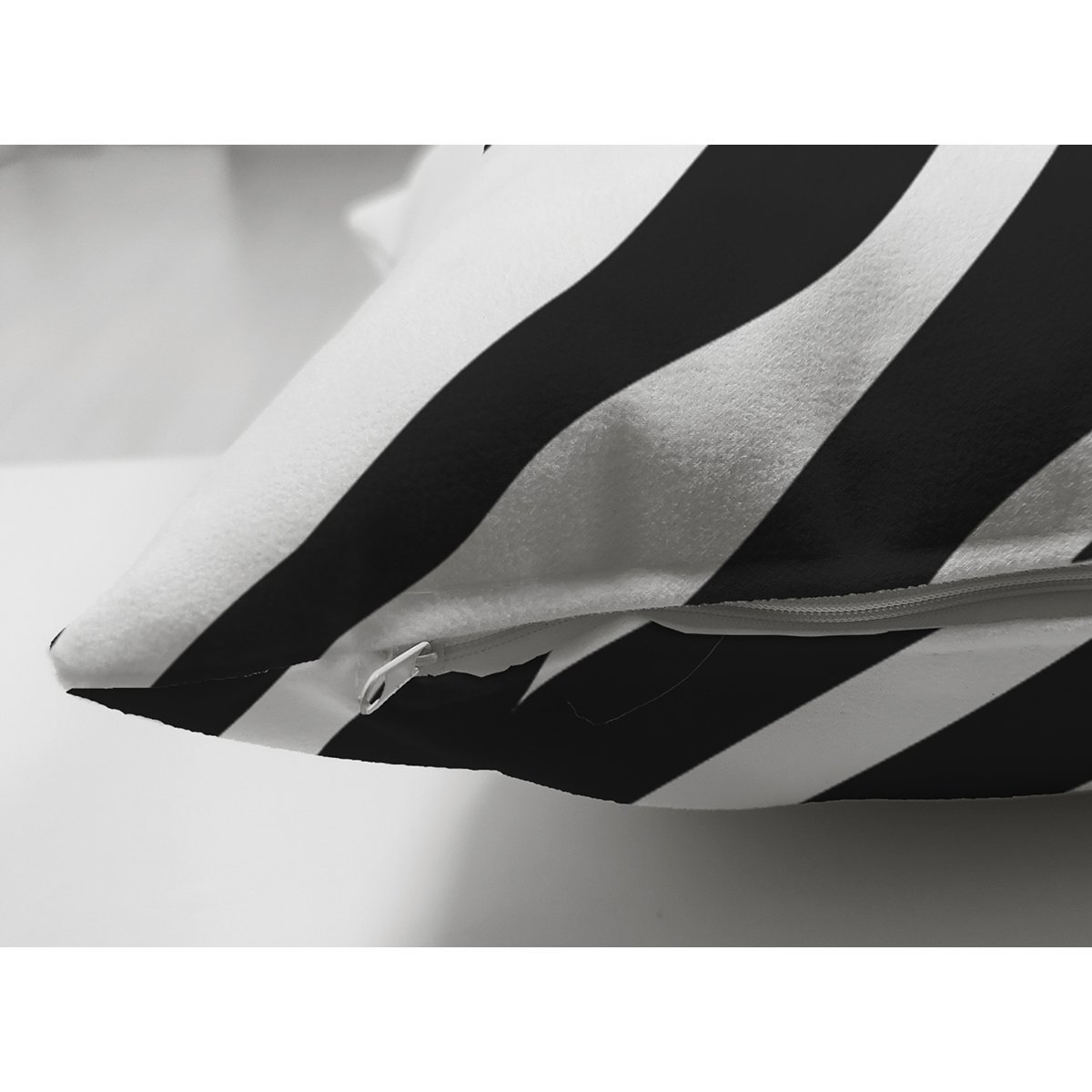 Suet-K7607-Beyaz-Zemin-Uzerinde-Zebra-Desenli-Dijital-Baskili-Modern-Suet-Yastik-Kirlent-Kilifi-2