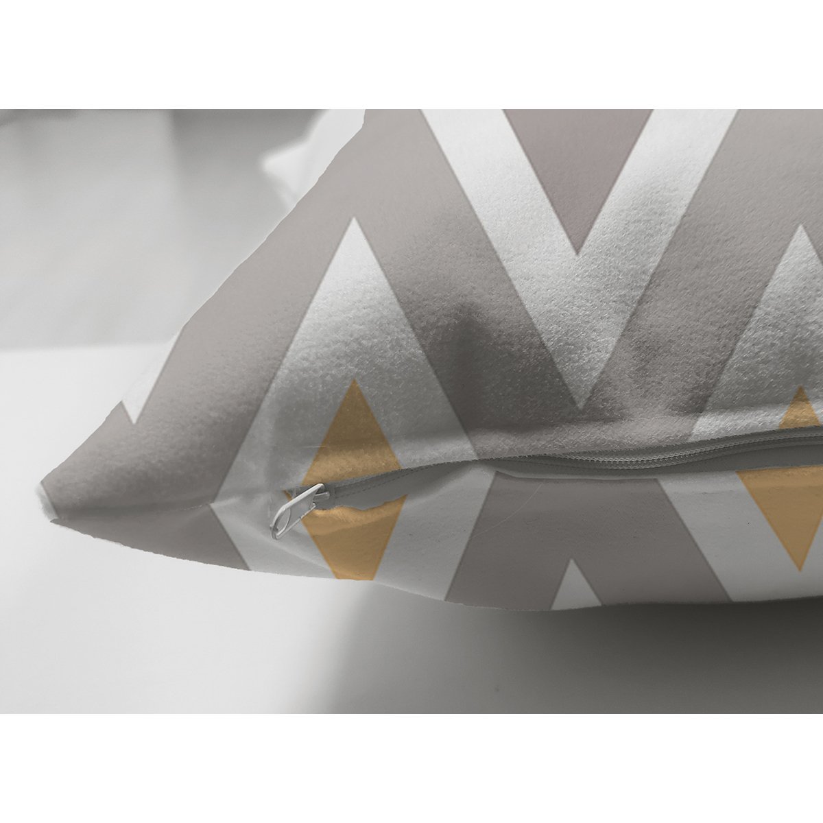 Suet-K7621-Beyaz-Zemin-Uzerinde-Turuncu-Gri-Renkli-Geometrik-Desen-Dijital-Baskili-Modern-Suet-Yastik-Kirlent-Kilifi-2