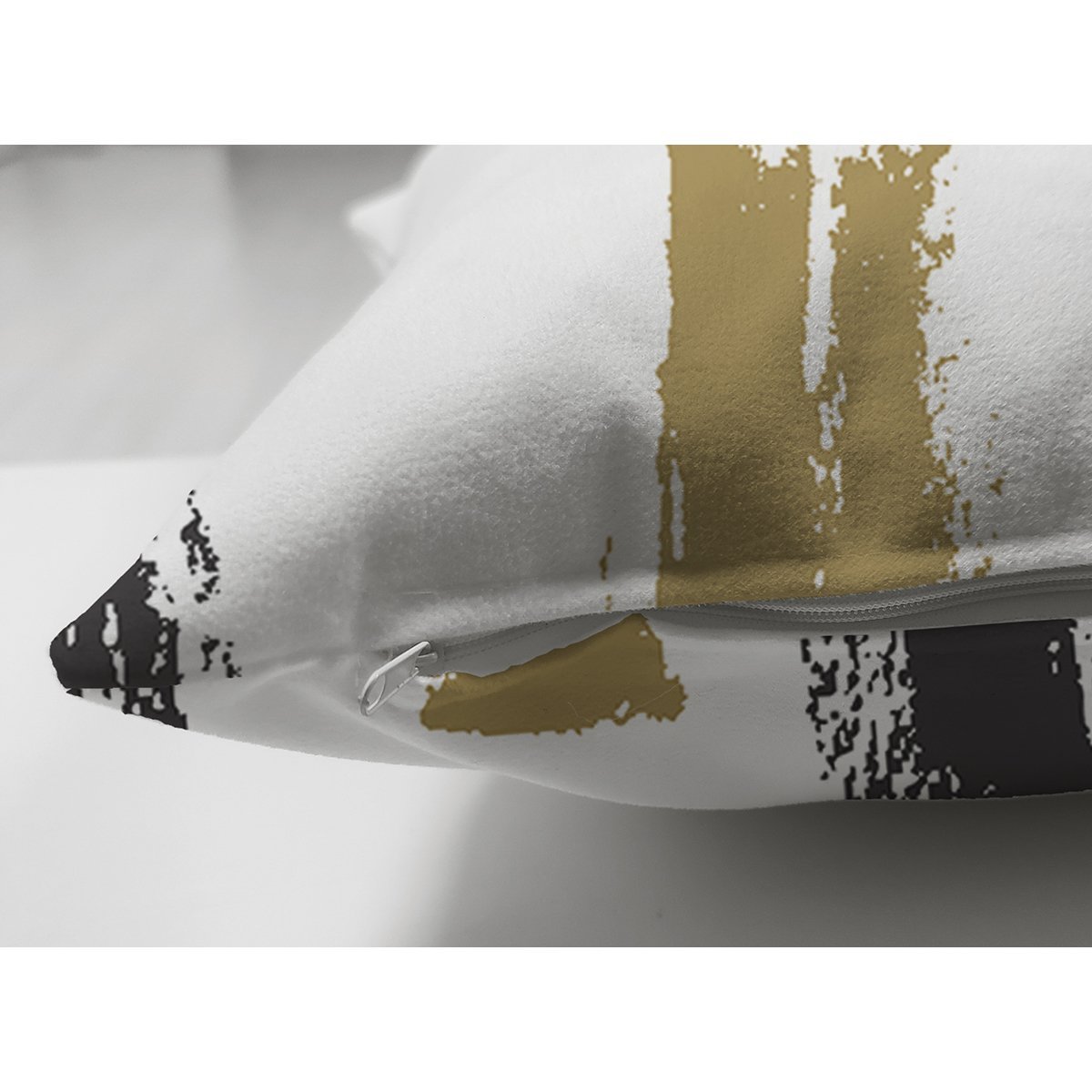 Suet-K7664-Beyaz-Zemin-Uzerinde-Gold-Detayli-Geometrik-Cizimli-Dijital-Baskili-Modern-Suet-Yastik-Kirlent-Kilifi-2